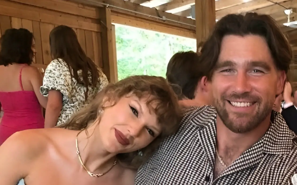 Taylor Swift i Travis Kelce sinhrono plešu na svadbi