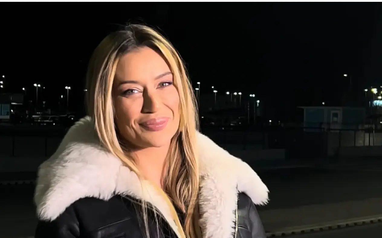 Tea Tairović u kožnoj crnoj jakni sa krznom dok daje izjavu za medije