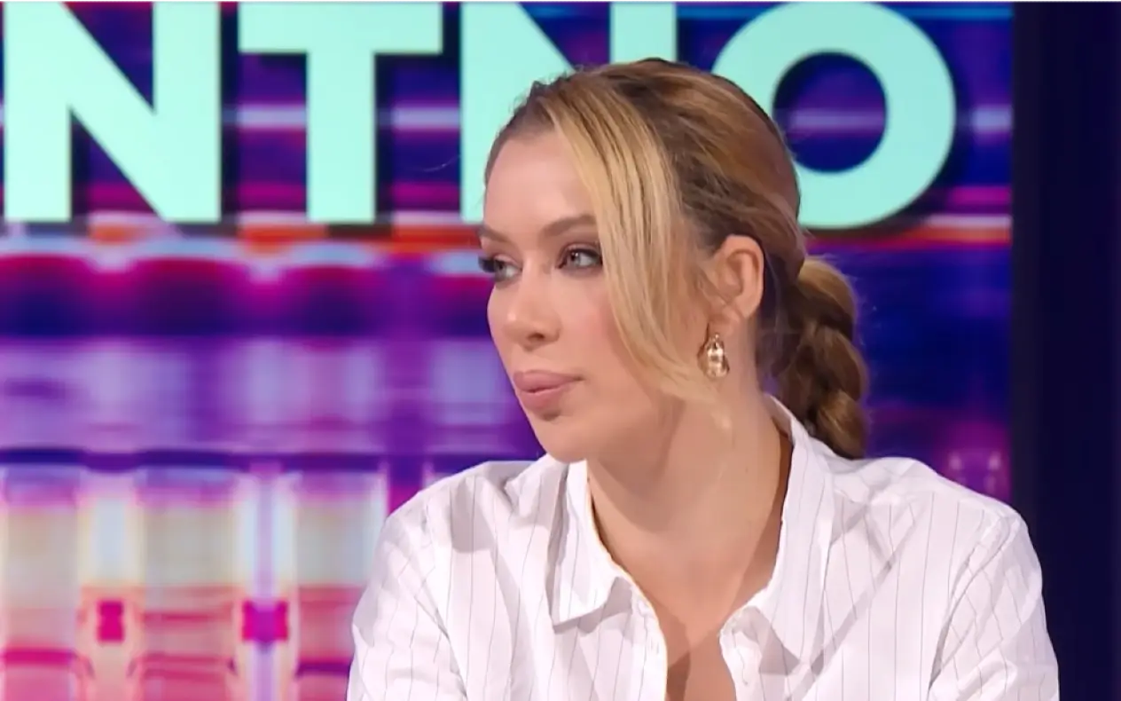 Tea Tairović u beloj košulji tokom gostovanja u emisiji 