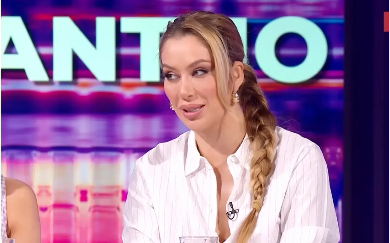 Tea Tairović profil Tea Tairović sa dugom kovrdžavom kosom i izrazitom šminkom