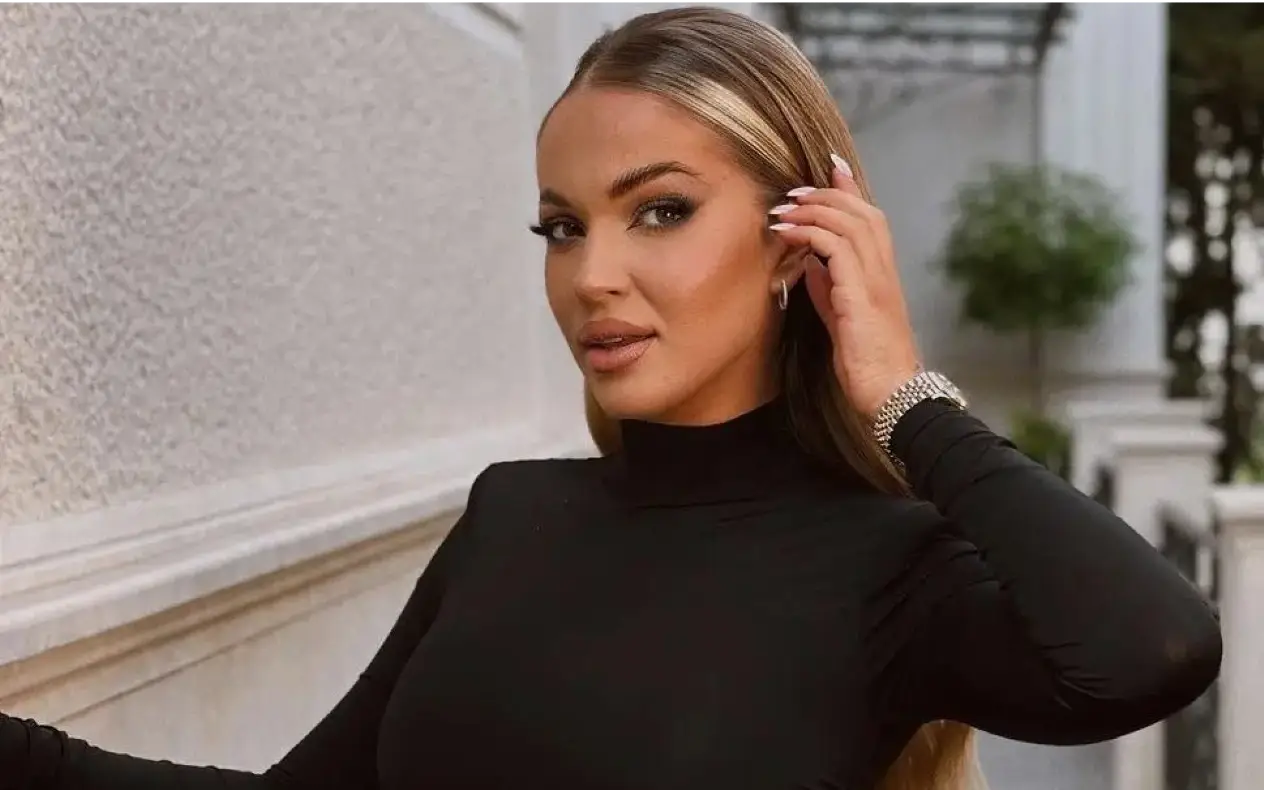  Teodora Džehverović pozira u crnoj haljini, ističući sofisticirani stil i besprekornu šminku