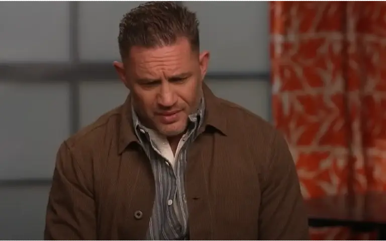 Tom Hardy u TV emisji Tom Hardy sa pognutom glavom u braon jakni tokom gostovanja u emisiji