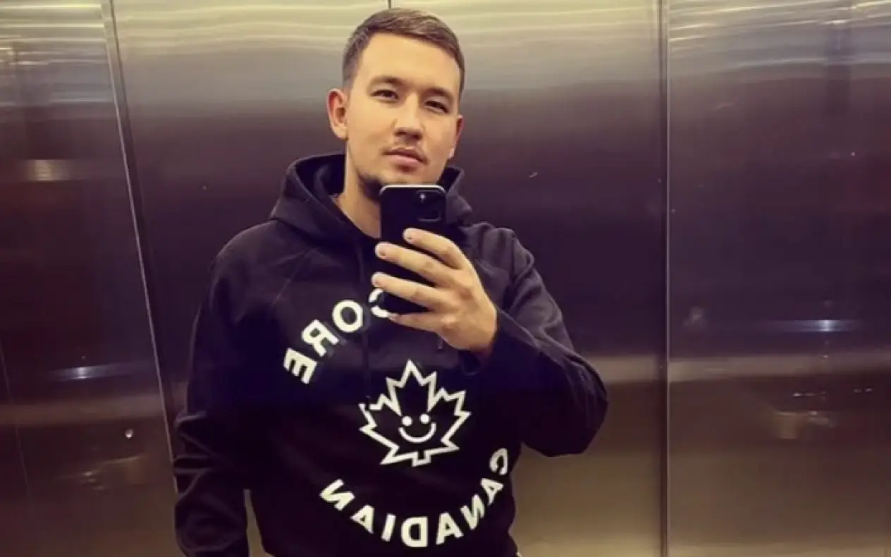 Uroš Živković u crnom duksu pravi selfie u liftu