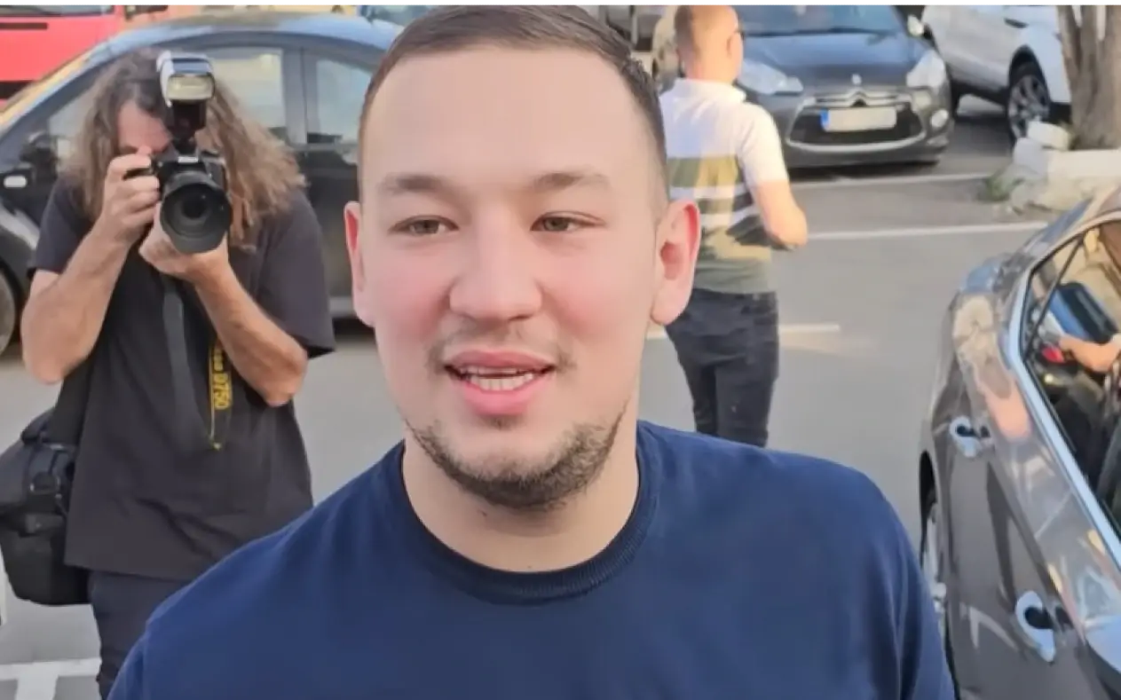 Uroš Živković u teget majici daje izjavu povodom rođenja sina dok ga slikaju fotografi