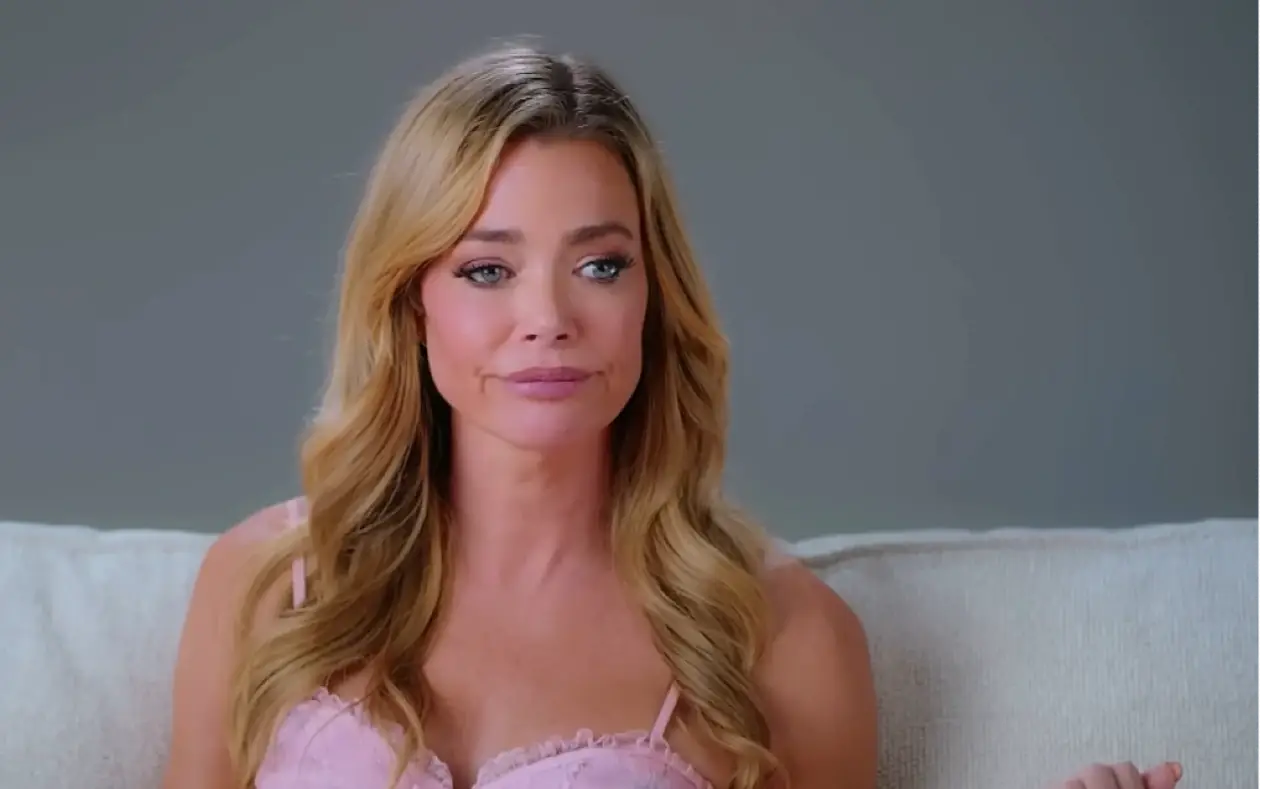 Denise Richards tokom intervjua sa ozbiljnim izrazom lica