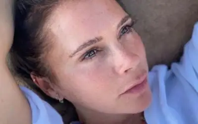 Victoria Beckham na plaži Victoria Beckham sa zamišljenim pogledom na plaži