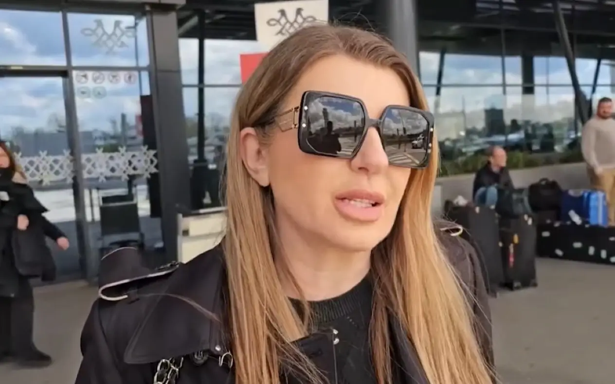 Viki Miljković u crnoj jakni i sa crnim naočarama daje intervju