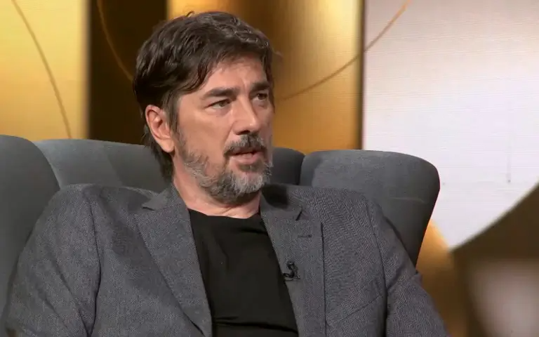 Vojin Ćetković u crnoj majici i sivom sakou