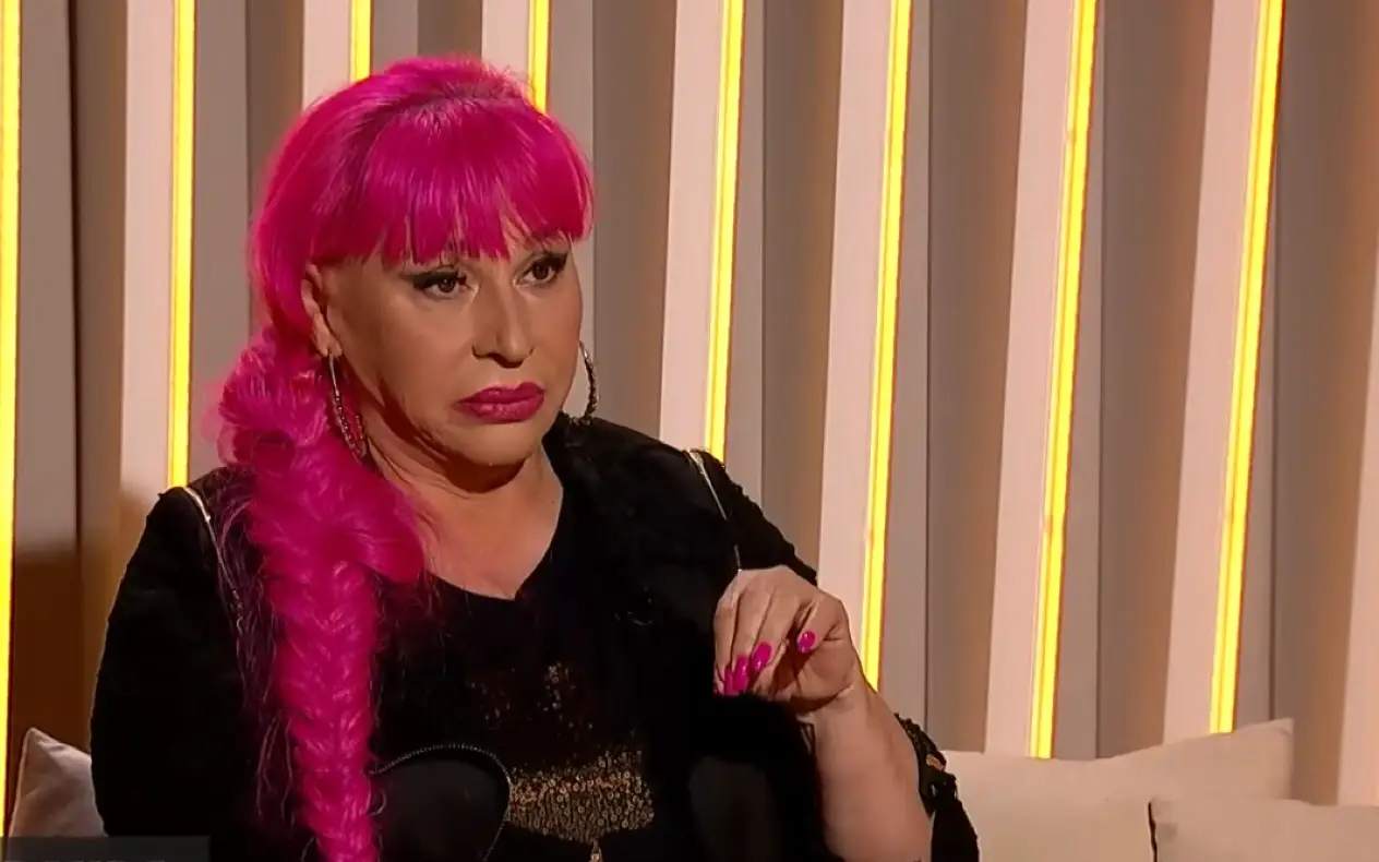 Zorica Brunclik u crnoj bluzi sa roze lakom za nokte