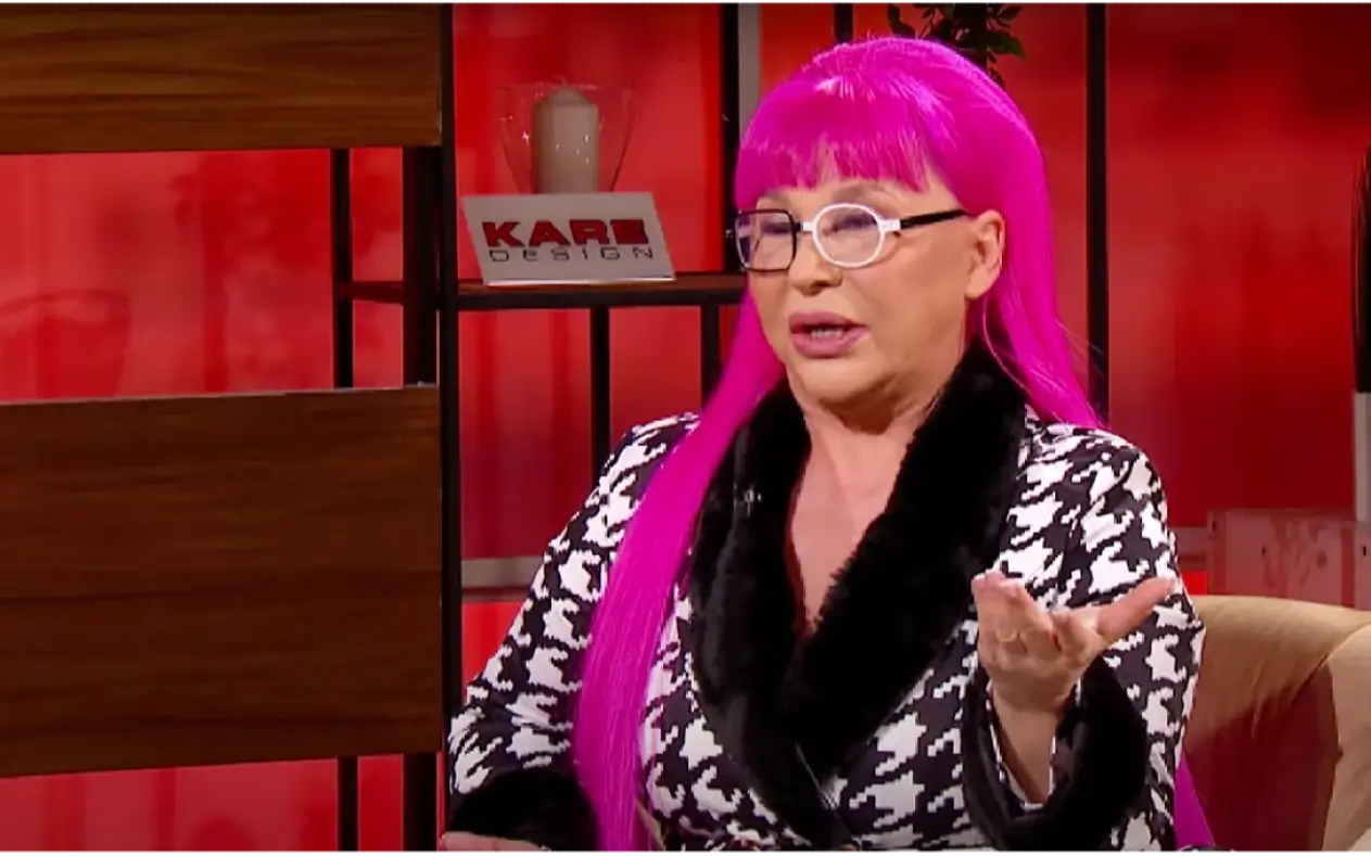 Zorica Brunclik u crno belom kompletu sa ozbiljnim izrazom lica