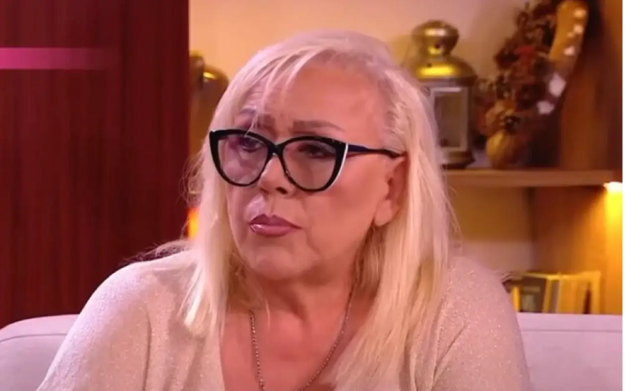 Zorica Marković u emisiji Zorica Marković sa naočarama i ozbiljnim izrazom lica gostuje u emisiji