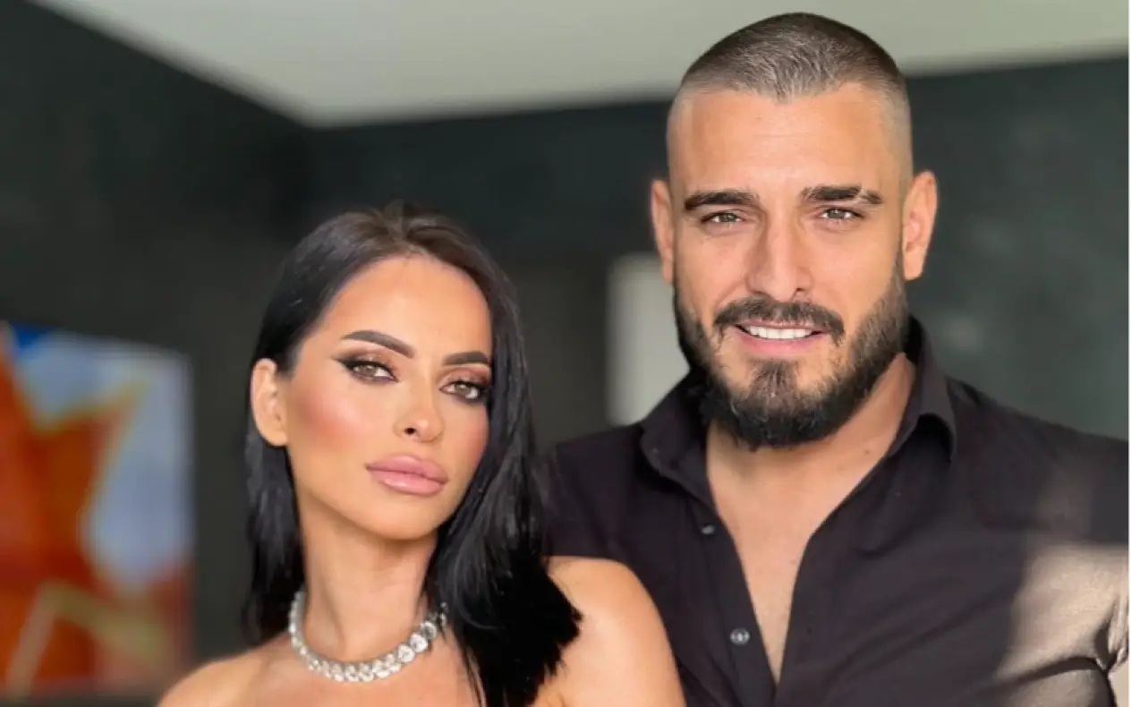 Darko i Katarina Lazić nasmejani prave selfi u ogledalu