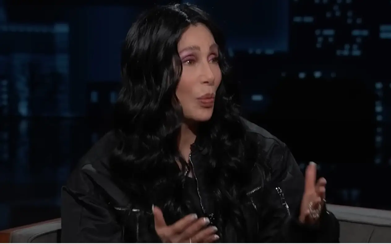 Cher u TV emisiji Cher u crnom odelu tokom gostovanja u emisiji