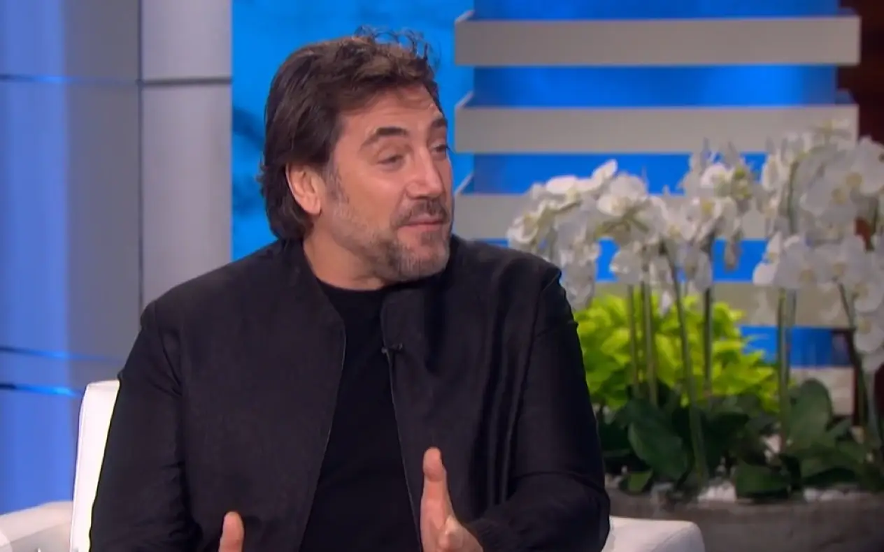 Javiar Bardem tokom intervjua u crnoj majici i jakni, gostuje u Ellen show