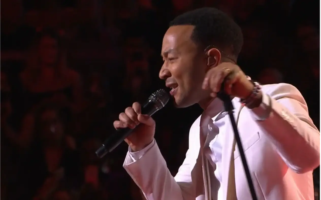 John Legend u belom odelu tokom nastupa na koncertu