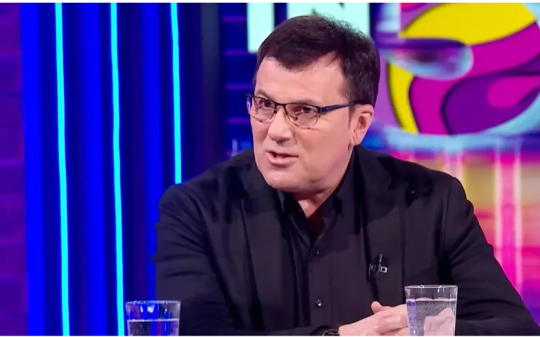 Mikica Gačić u odelu Mikica Gačić tokom gostovanja u emisiji u crnom odelu i naočarama