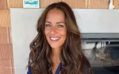 Ana Ivanović sa širokim osmehom i nasmejana pozira
