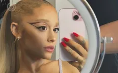 Ariana Grande Selfie u ogledalu Ariana Grande sa izraženom šminkom pravi selfie u ogledalu