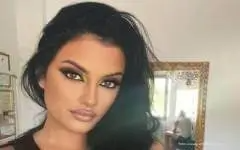 Barbara Bobak selfie u ogledalu, našminkana i odevena u crni kombinezon Barbara Bobak Selfie