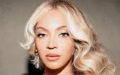 Beyonce sa dugom plavom kosom i diskretnom šminkom
