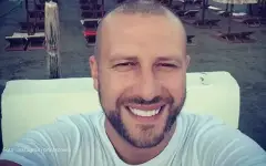 Dado Polumenta selfie u beloj majci sa širokim osmehom