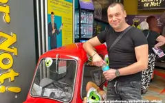 Darko Filipović u crnoj majici i farmerkama na odmoru