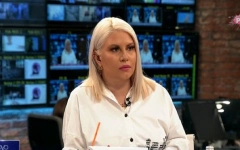 Dea Đurđević u studiju tokom pripreme za početak programa sa ozbilnim izrazom lica