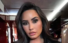 Profil Demi Lovato sa izrazito jakom šminkom na licu
