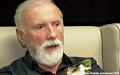 Dino Merlin u crnoj košulji sa cvećem