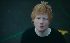 Ed Sheeran u spotu stoji na ulici sa tužnim pogledom u kameru Ed Sheeran stoji na ulici u crnom džemperu sa tužnim pogledom