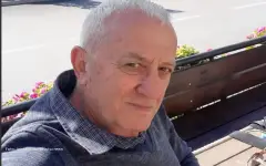 Era Ojdanić selfie u sivom džemperu i sivoj košulji na klupi