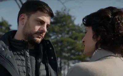 Milan Marić i Sonja Kolaković sa ozbiljnim izrazima lica tokom scene u seriji