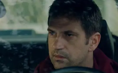 Serija "Močvara" - Goran Bogdan u ulozi Nikole Krsmanovića Serija "Močvara" - glumac Goran Bogdan u automobilu