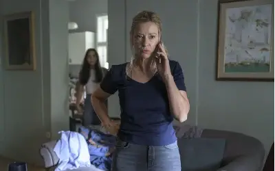 Mirjana Joković u seriji "Poziv" Mirjana Joković u seriji poziv u farmerkama i plavoj majici telefonira