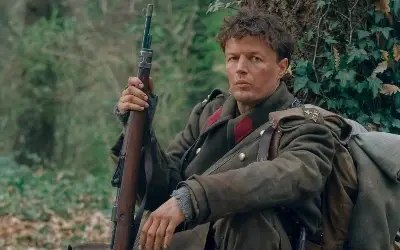 Čovek u uniformi sa oružjem u ruci