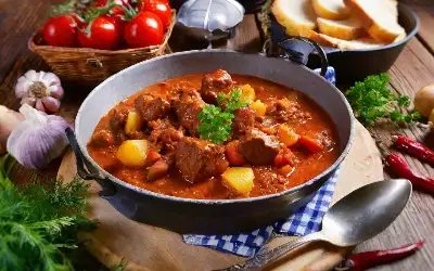 Glavna jela - posuda sa skuvanim jelom od mesa i krompira
