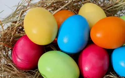 Tradicionalna Vaskršnja jaja sa šarenim bojama