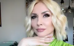 Goca Tržan u zelenoj rolci pravi selfie sa dugim noktima i našminkana