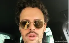 Igor Kojić u autu sa naočarima za sunce