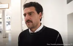 Igor Đorđević u beloj košulji i crnom džemperu.