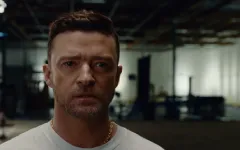 Justiin Timberlake u beloj majici sa iznenađeniim izrazom lica