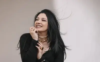 Kaliopi omot za novi album Kaliopi pozira sa širokim osmehom na licu, nakitom oko vrata dok joj se kosa viori