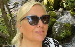 Leontina Vukomanović nasmejana i sa crnim naočarima pozira u prirodi