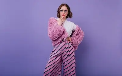 Žena s pink naočarima za sunce, intenzivnim crvenim karminom i pink bundicom