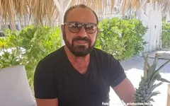Mile Kitić u crnoj majici sa naočarima