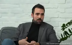 Miodrag Radonjić tokom davanja intervjua Miodrag Radonjić u crnoj rolci i sivom sakou