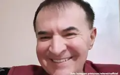 Mitar Mirić u crvenom sakou