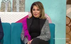 Neda Ukraden tokom gostovanja u TV emisiji odevena u karirani sako, našminkana i sa frizurom