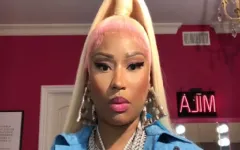 Nicki Minaj portret sa upadljiivom šminkom Nicki Minaj sa pkavin kosom, izrazitom šminkom i velikiim zlatnim nakitom