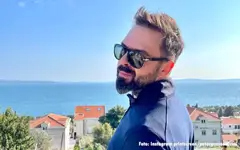 Petar Grašo u teget trenerci, more u pozadini